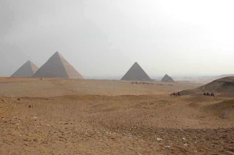考古学家认为，金字塔的地理分布和历史传说的背后可能暗藏着更大玄机