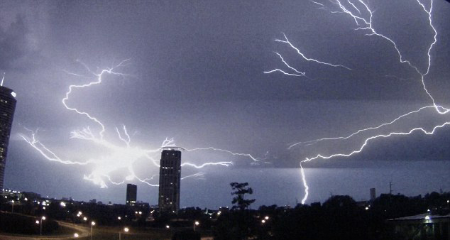 美国德克萨斯州遭雷暴天气袭击 休斯顿上空闪
