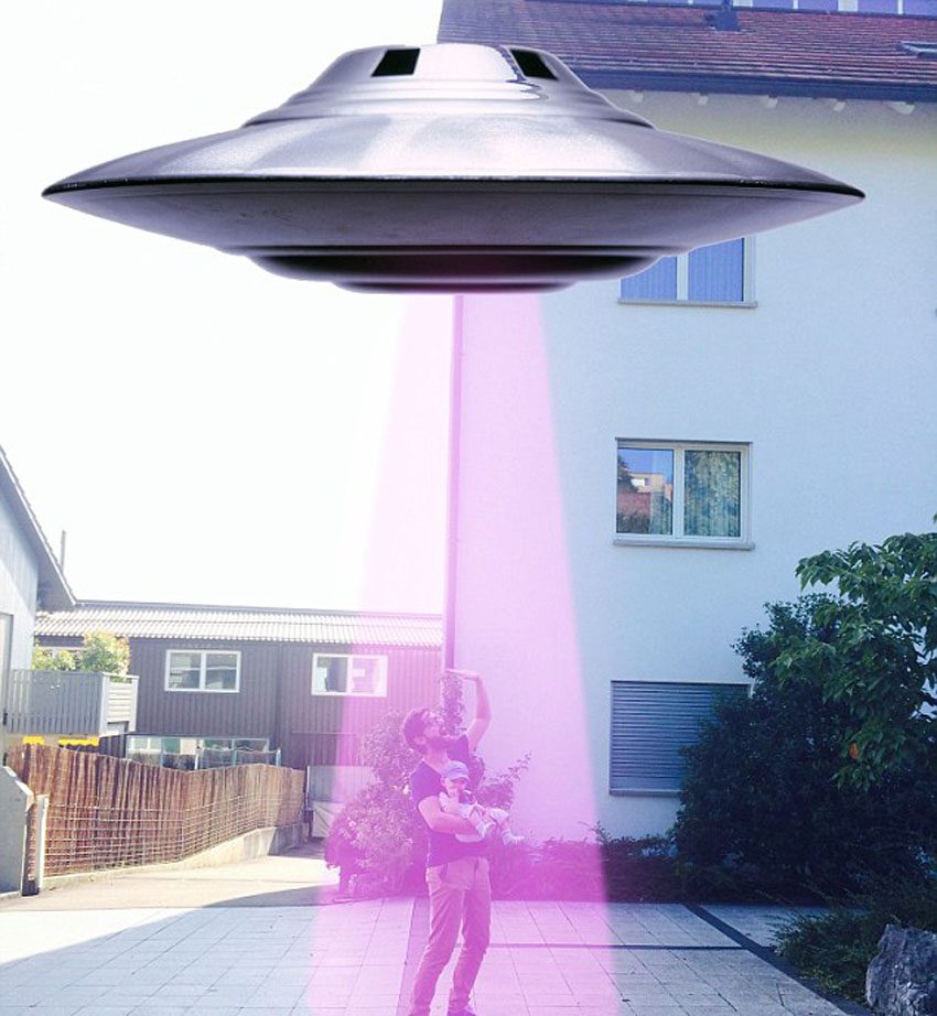 瑞士夫妻合成趣味魔幻照片:照看孩子时遇到恐龙飞碟外星人