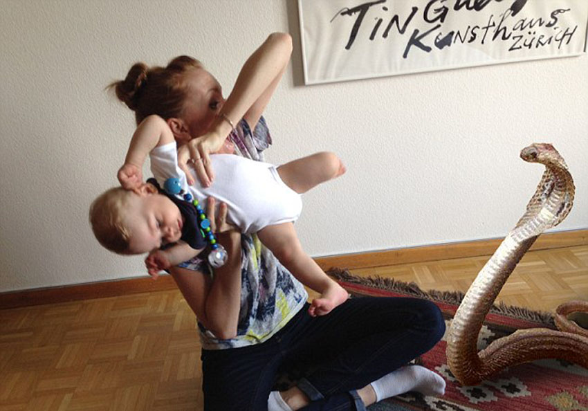 瑞士夫妻合成趣味魔幻照片:照看孩子时遇到恐龙飞碟外星人