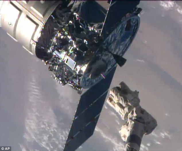 空间站宇航员拍到天鹅座飞船受控坠入大气层并在太平洋上空剧烈燃烧焚毁的壮观场景