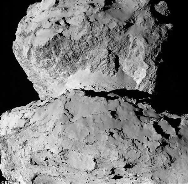 “罗塞塔”探测器拍摄的格拉希门克彗星高清图像显示该彗星上遍布陡峭的悬崖