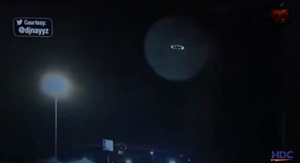 美国德州夜空惊现发光UFO盘旋?