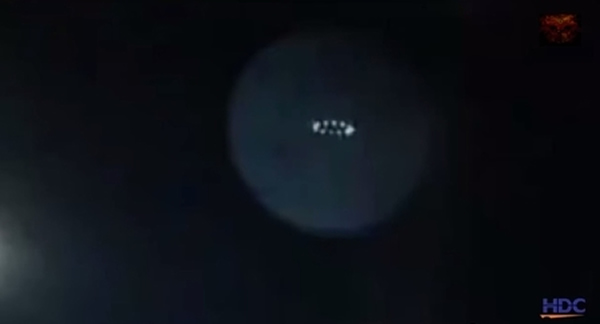 美国德州夜空惊现发光UFO盘旋?