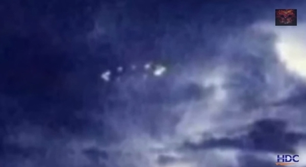 美国德州夜空惊现发光UFO盘旋?