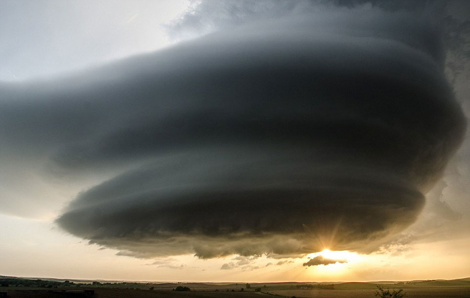 美国内布拉斯加州的气象奇观:闪电击穿超大胞风暴