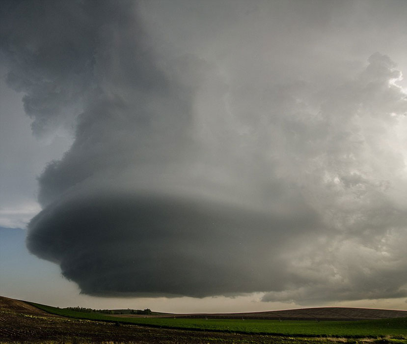 美国内布拉斯加州的气象奇观:闪电击穿超大胞风暴