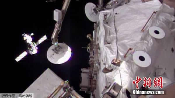 资料图:当地时间2014年3月27日,俄罗斯“联盟TMA-12M”号飞船完成与国际空间站的对接,三名宇航员进入国际空间站。