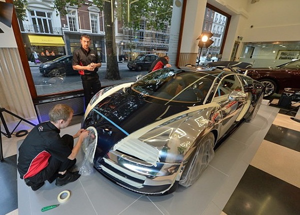 小心翼翼拆开胶纸。