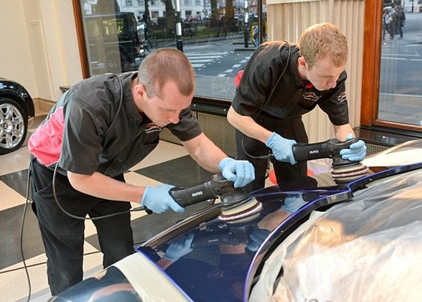 为这辆超跑检查,足足要花8小时。