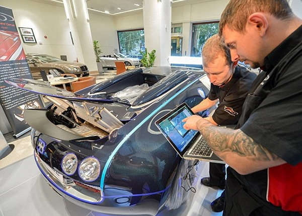 技术员利用电脑进行分析。