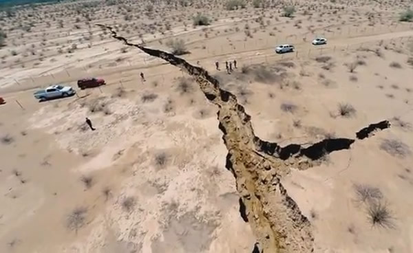 墨西哥西北部村庄出现神秘巨型裂缝