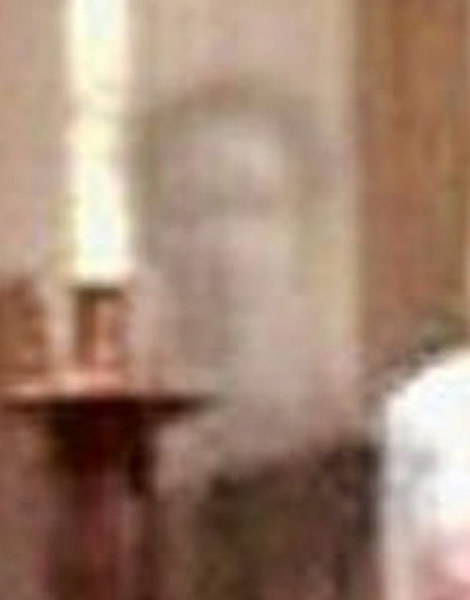 英国一位女士在家族照片中发现过世17年的亡夫魂魄显灵