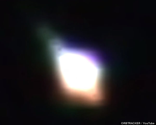 世界UFO日:澳洲帝国湾拍到空中出现一个发光不明飞行物体