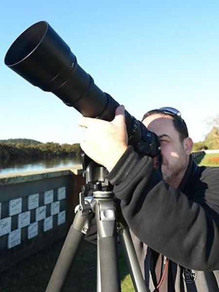 世界UFO日:澳洲帝国湾拍到空中出现一个发光不明飞行物体