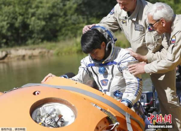 资料图:当地时间7月2日,俄罗斯诺金斯克,俄罗斯宇航员Anatoly Ivanishin、美国航天局飞航工程师Kathleen Rubins和日本航天局飞航工程