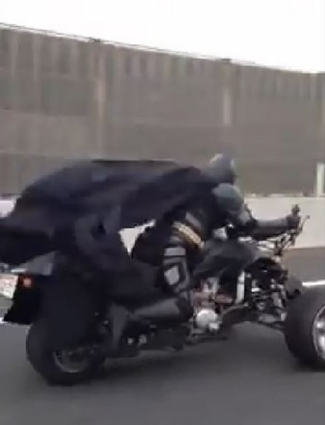 日本网友路上拍到超级英雄蝙蝠侠