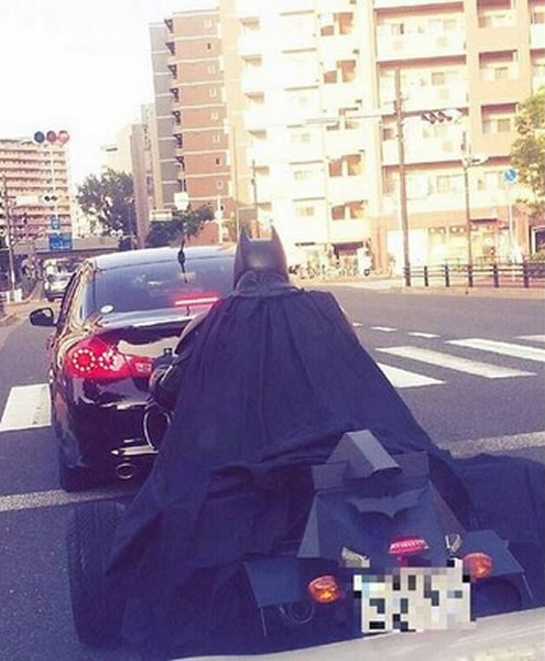 日本网友路上拍到超级英雄蝙蝠侠