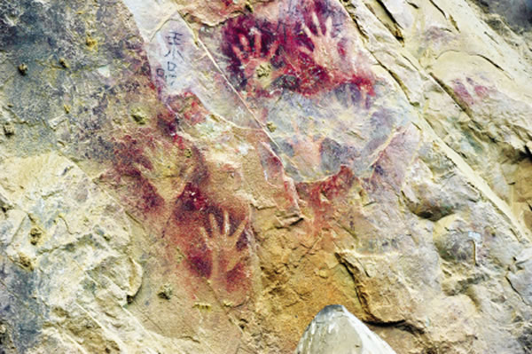 密集众多的手印图形,在我国岩画中极为罕见