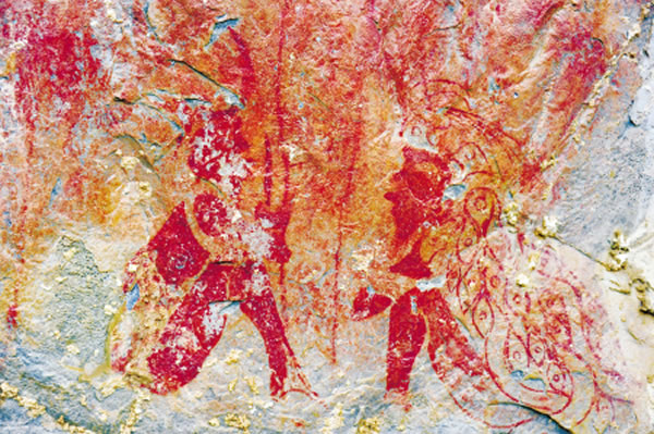 这幅孔雀旁边男女对视的岩画,向我们传递出多少丰富的信息