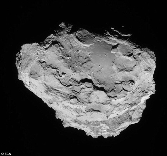 这张照片拍摄于8月15日。可以看到在中间的“细脖子”处有很多如房子一般大小的巨型岩石,地表地形起伏