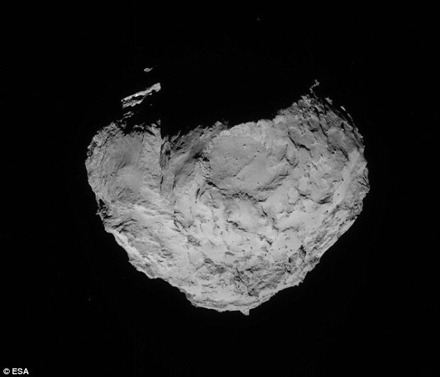 这张照片拍摄于8月14日，此时飞船距离彗星约100公里。科学家们相信彗星是太阳系中的原始物质，携带着46亿年前太阳系诞生之时的古老信息