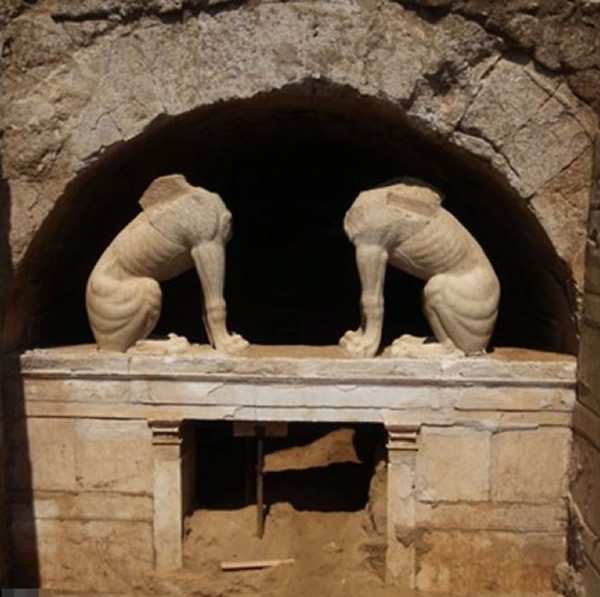 考古学家在古墓入口处发现2座残缺的狮身人面像