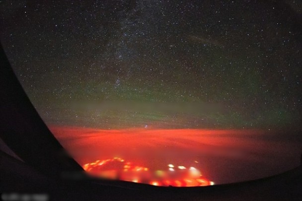 俄罗斯堪察加半岛太平洋海面出现神秘橙红光