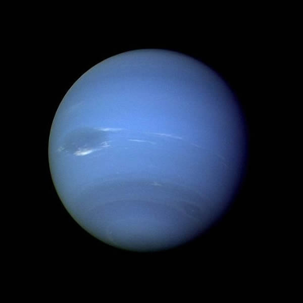 海王星照片,旅行者2号于1989年拍摄。尽管此次新视野号穿越海王星轨道时海王星本身距离很远,但这一时机非常有趣:恰好是1989年旅行者2号抵达海王星之后的25周