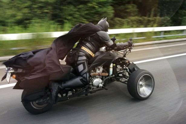 日本首都东京的高速公路上出现驾驶“战车”飞驰而过的“蝙蝠侠”