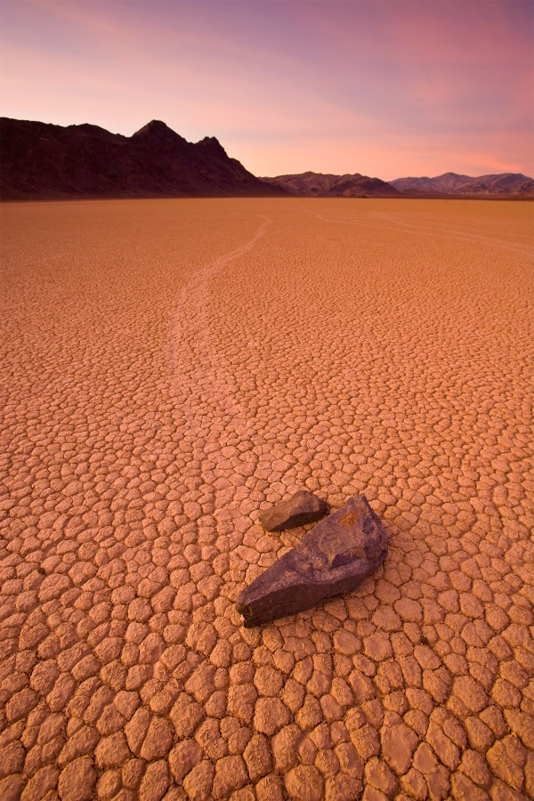 美国科学家破解加州死亡谷石头自行移动之谜