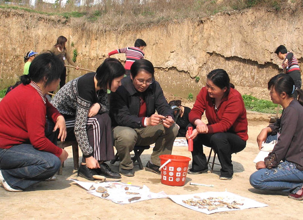 李占扬在灵井“许昌人”遗址考古发掘现场
