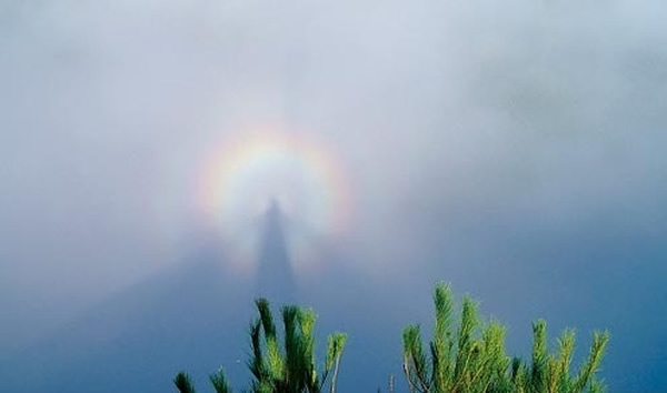 摄影爱好者在广西上思五马山拍摄日出时意外拍到佛光