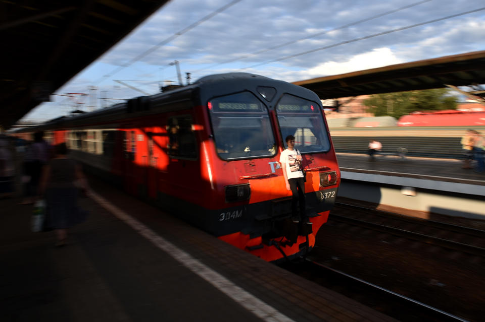 俄罗斯青少年流行在疾驰火车顶部玩“火车冲浪”