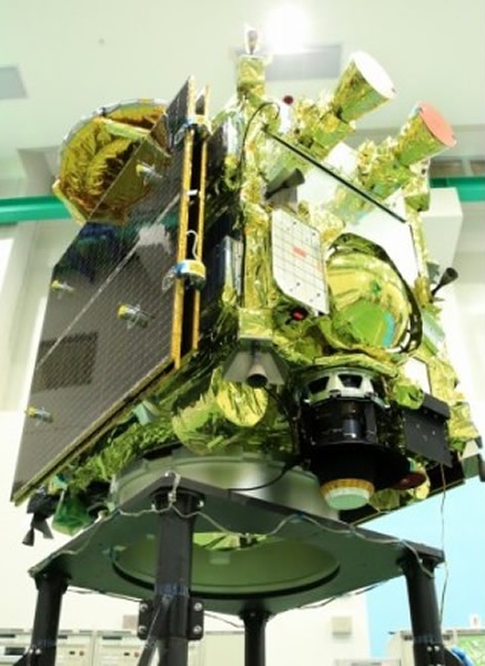 日本小行星探测器“隼鸟2”亮相