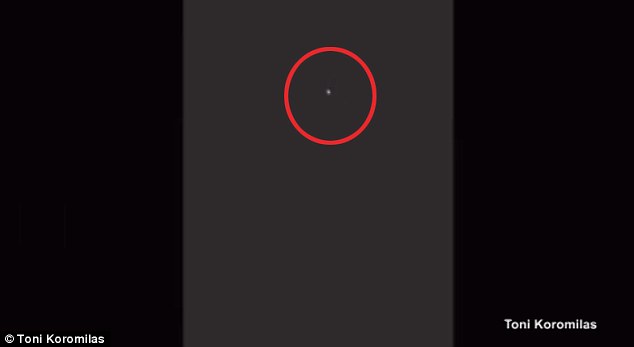 科梦米拉斯拍下当时UFO悬浮半空的情景