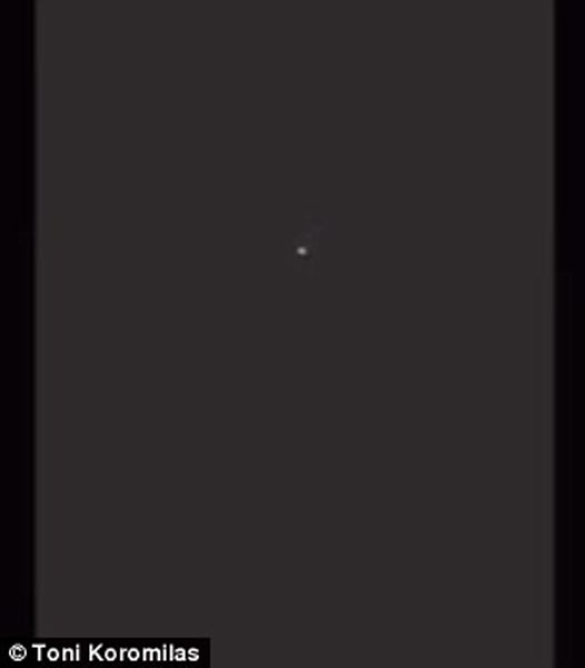 科梦米拉斯拍下当时UFO悬浮半空的情景