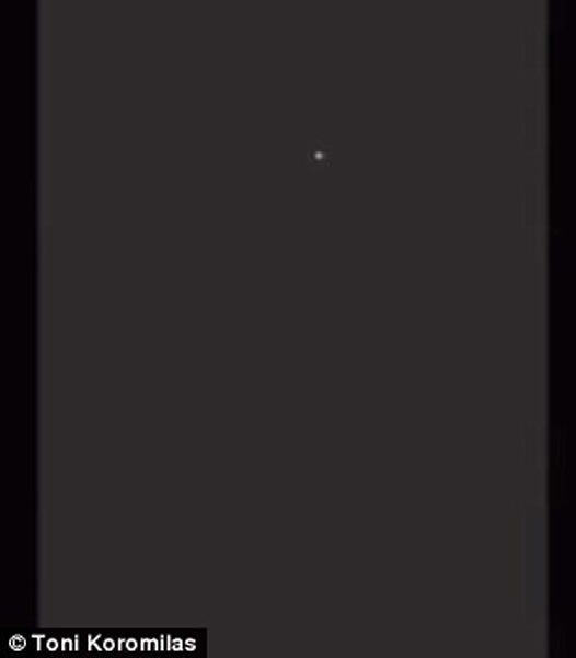 科梦米拉斯拍下当时UFO悬浮半空的情景