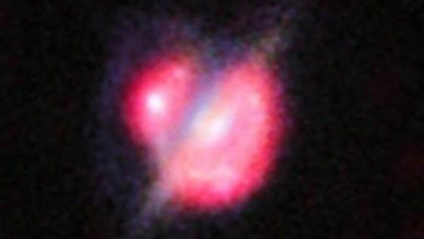天文学家通过“星系透镜”捕捉到两个正在相互碰撞的星系图像