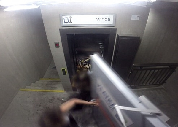 �����Ÿ��򿪣�2��Ů���Ѿ�����������ߡ�