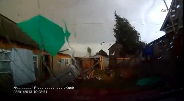 不足一分钟便刮起大风及下雨