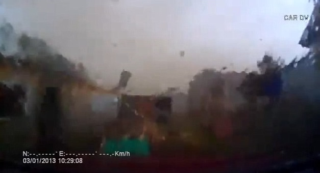 杂物被吹至汽车挡风玻璃,阻挡镜头视线。