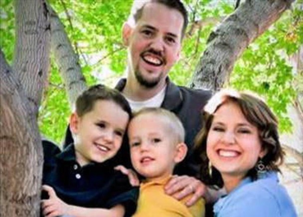 前任屋主鲍尔(右)一家,先后失踪及死于非命。