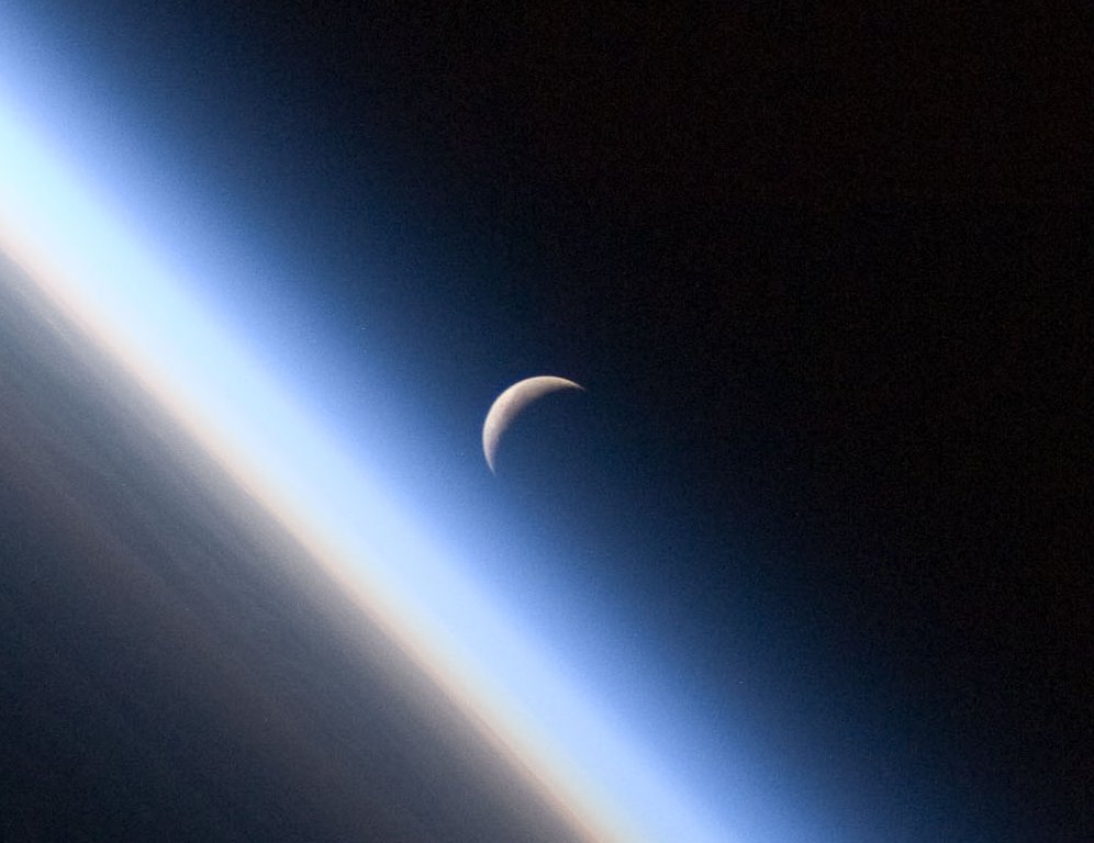 美国NASA在其官方微博发布一组月球照片庆祝