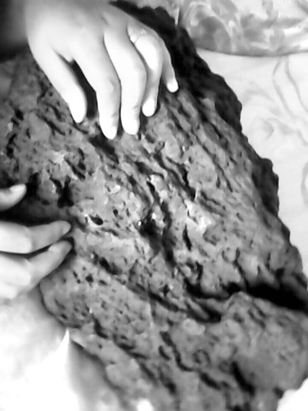 河北村民爬山捡到疑似千年前坠落的70斤重陨石