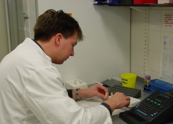 科学家透过DNA化验,证实凶手是波兰移民科斯明斯基。