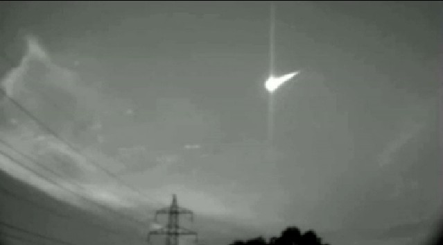 巨大火流星划过西班牙东部加泰罗尼亚省上空