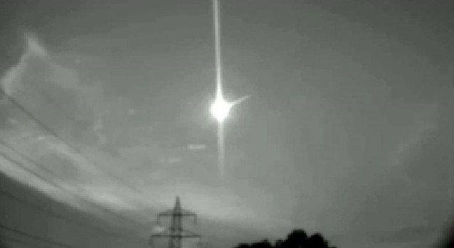 巨大火流星划过西班牙东部加泰罗尼亚省上空