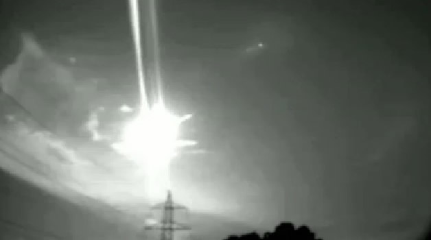 巨大火流星划过西班牙东部加泰罗尼亚省上空