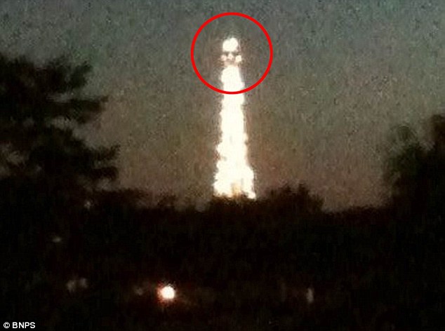 英国情侣拍法国巴黎艾菲尔铁塔顶部竟出现巨大“骷髅”